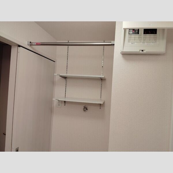 トイレ (洗濯機上収納)