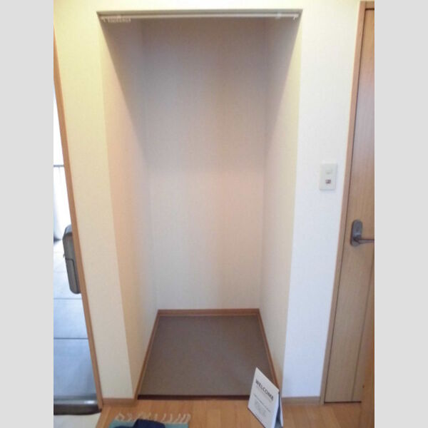 玄関 (物置スペース)