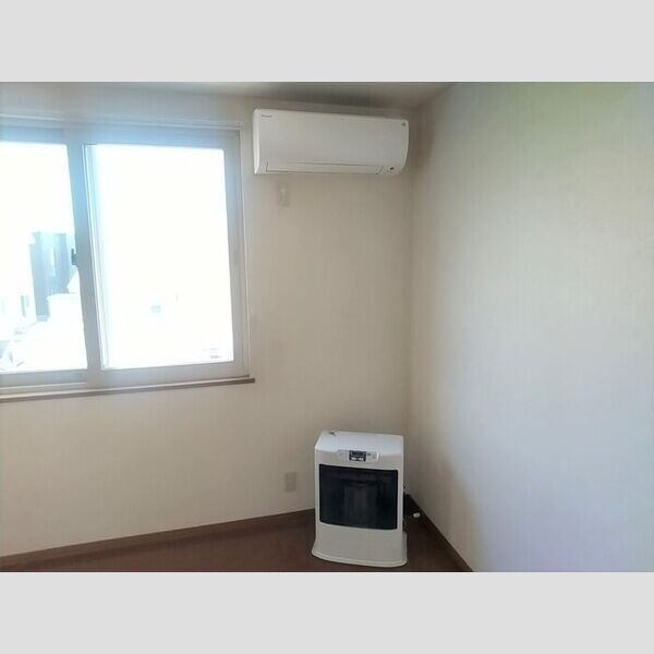 その他設備 (リビングにエアコン、ストーブ付き)