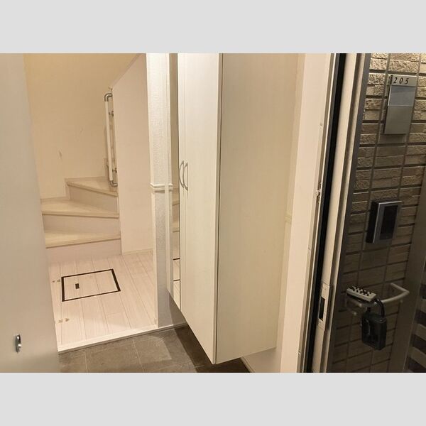 玄関 (下駄箱付き)