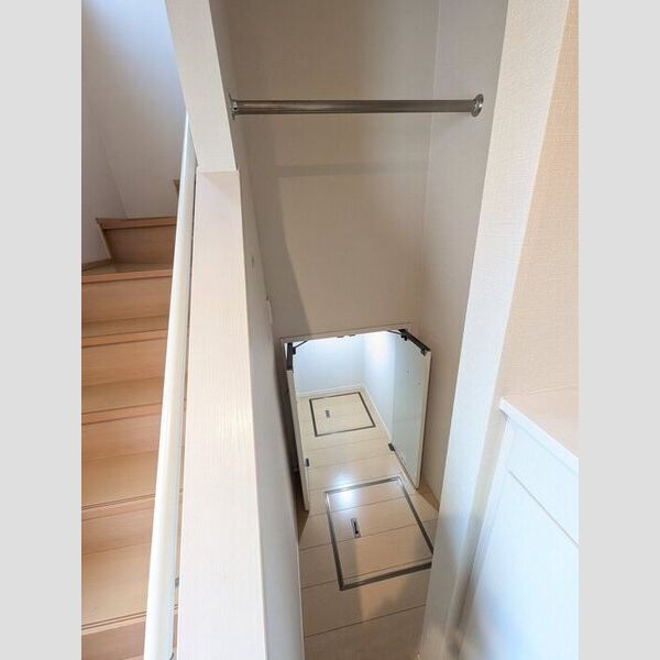 収納 (階段下収納・コート掛け)