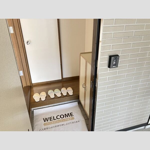 玄関 (下駄箱付き(上部収納もあり))