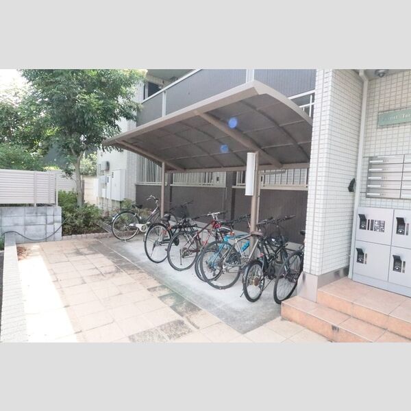 現地周辺 (駐輪場)