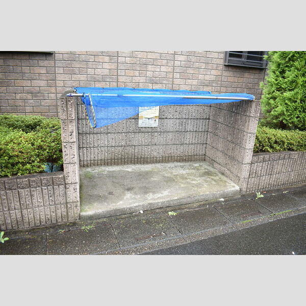現地周辺 (敷地内ごみ置き場)