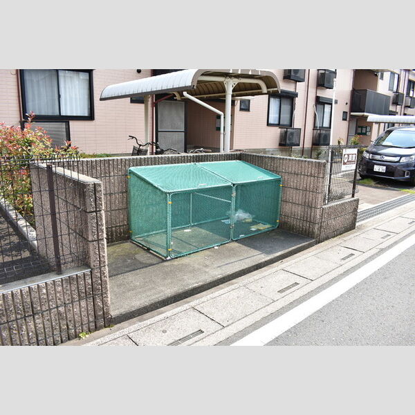 現地周辺 (敷地内ごみ置き場)