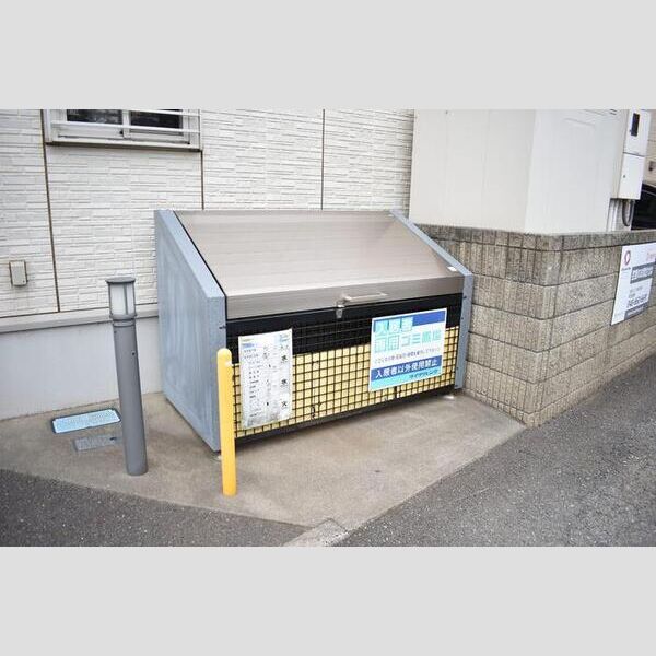 現地周辺 (専用ごみ置き場)