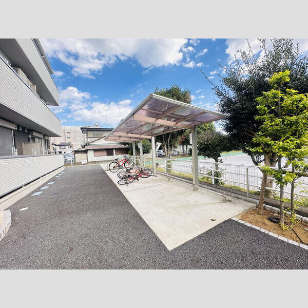 現地周辺 (駐輪場)