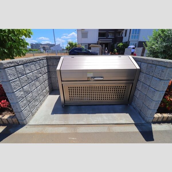 現地周辺 (ゴミストッカー)