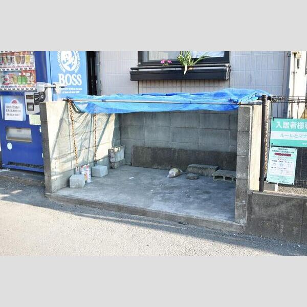 現地周辺 (ごみ置き場)