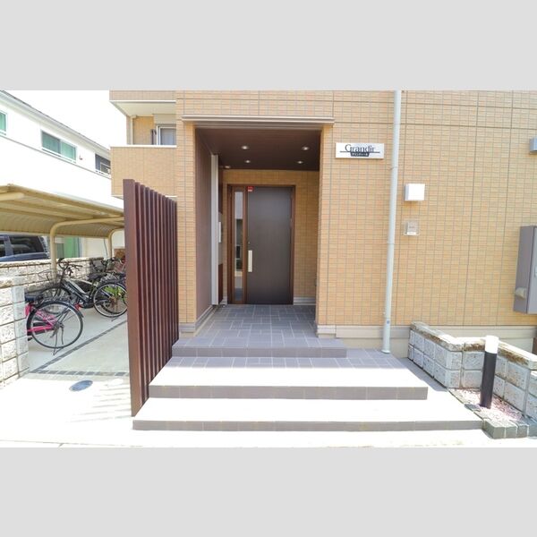 エントランス (エントランス)