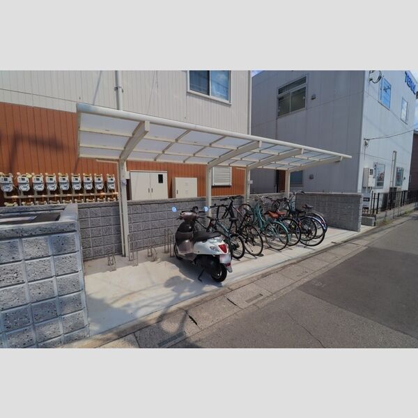 現地周辺 (駐輪場)