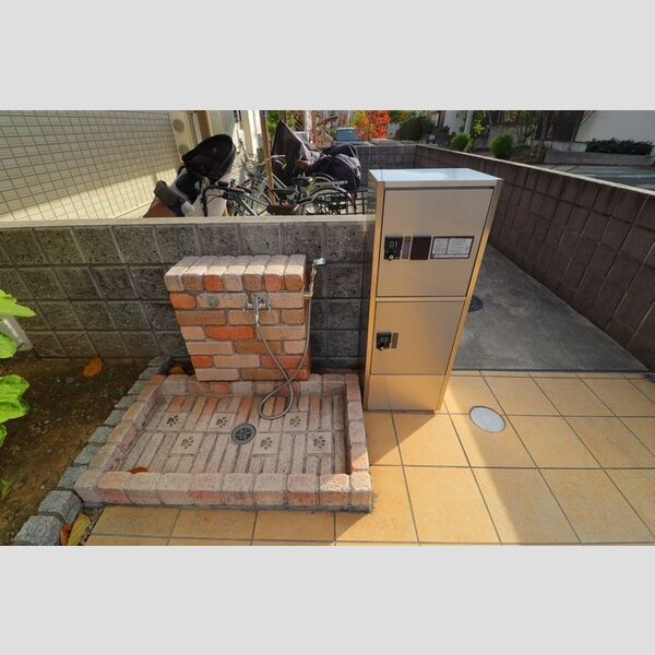現地周辺 (ペット足洗い場 & 宅配BOX)