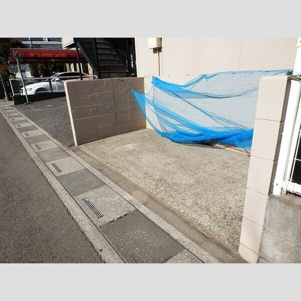 現地周辺 (敷地内ゴミ置き場)