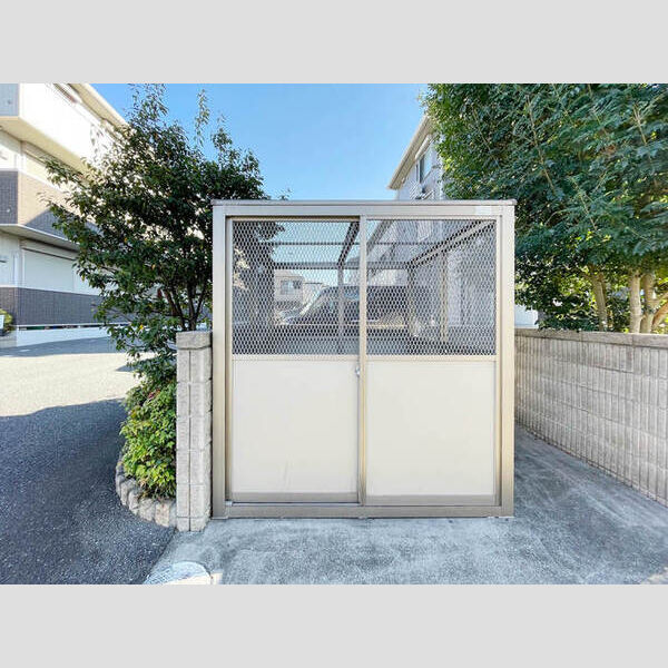 現地周辺 (敷地内ゴミ置き場)