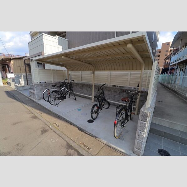 現地周辺 (駐輪場)