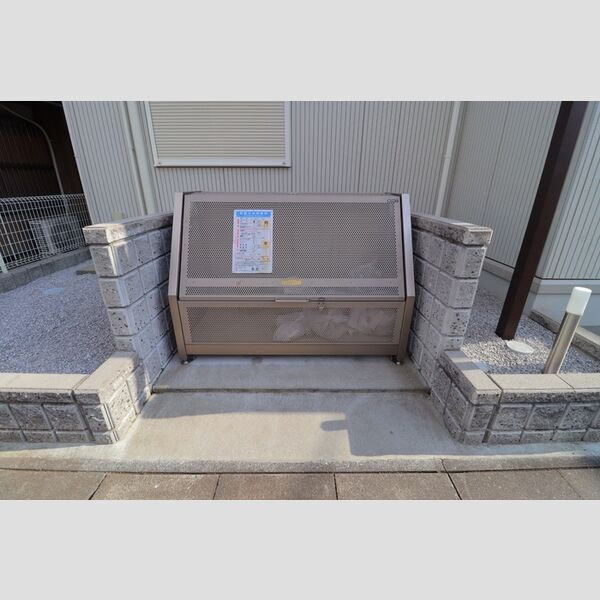 現地周辺 (ゴミストッカー)