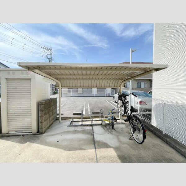 現地周辺 (駐輪場)