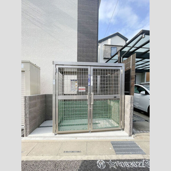 現地周辺 (敷地内ゴミ置き場)