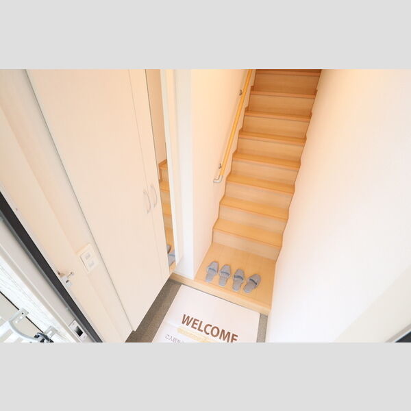 玄関 (夜間の帰宅に便利な玄関人感センサーライト付)