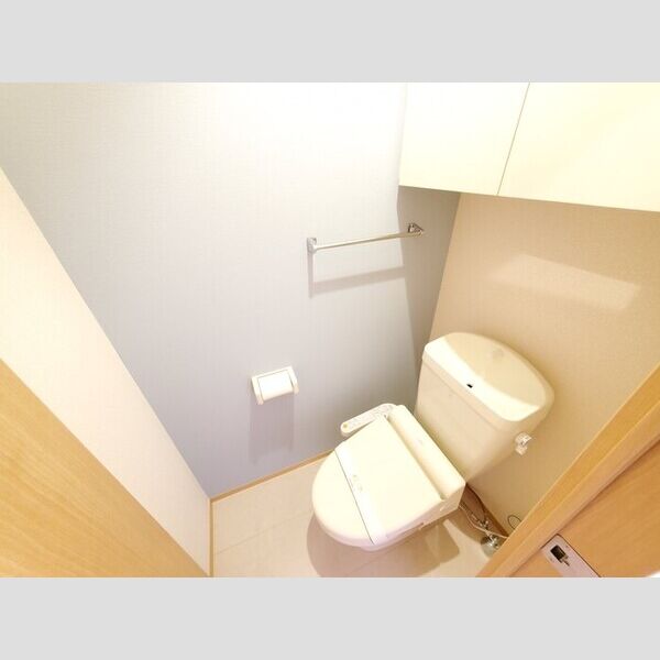 トイレ (清潔な洗浄機能付温水シャワートイレ)