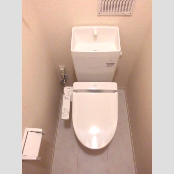 トイレ (温水洗浄暖房便座付き♪)