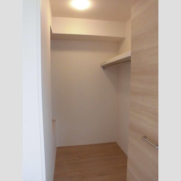 洗面所 (北側洋室ウォークインクローゼット♪)