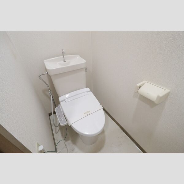 トイレ (トイレ)