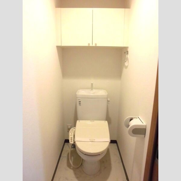 トイレ (温水洗浄暖房便座付き♪)