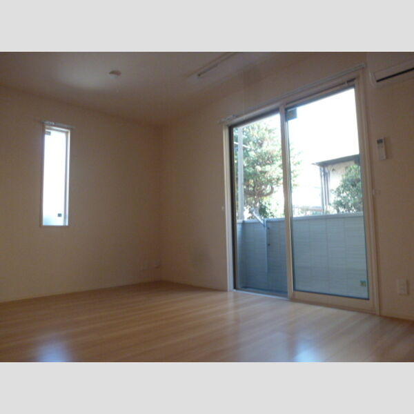 居室・リビング (白を基調とした開放感溢れるルームデザイン)