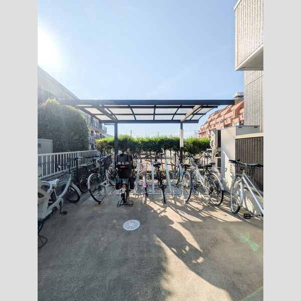 現地周辺 (駐輪場)