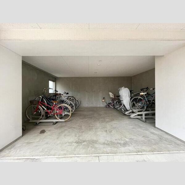 現地周辺 (駐輪場)