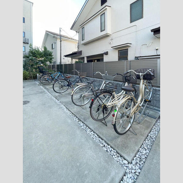 現地周辺 (駐輪場)