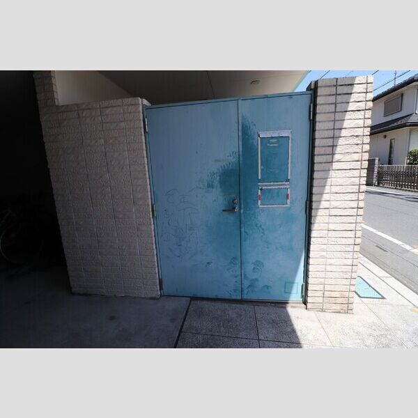現地周辺 (専用ゴミ置き場)
