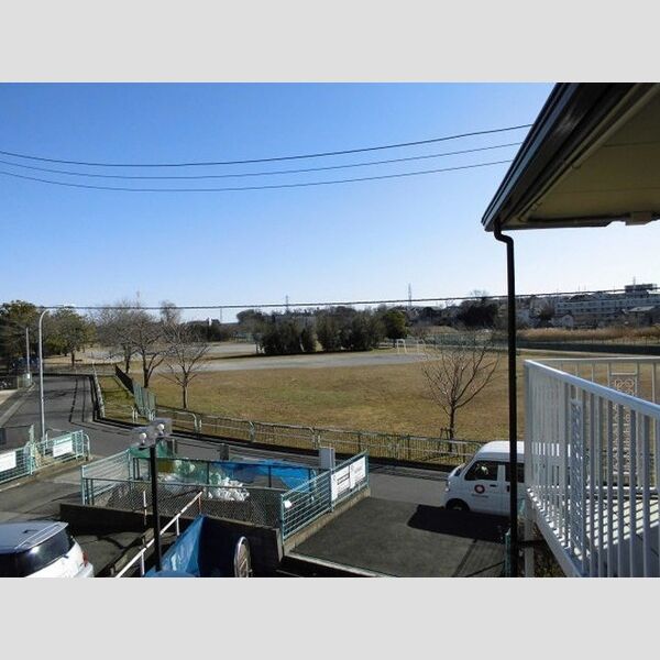 現地周辺 (近くに広い芝生の公園があります)