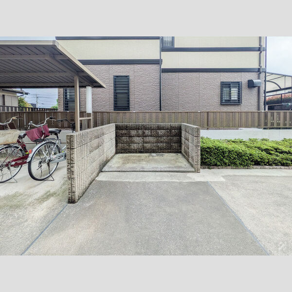 現地周辺 (ゴミ置場)