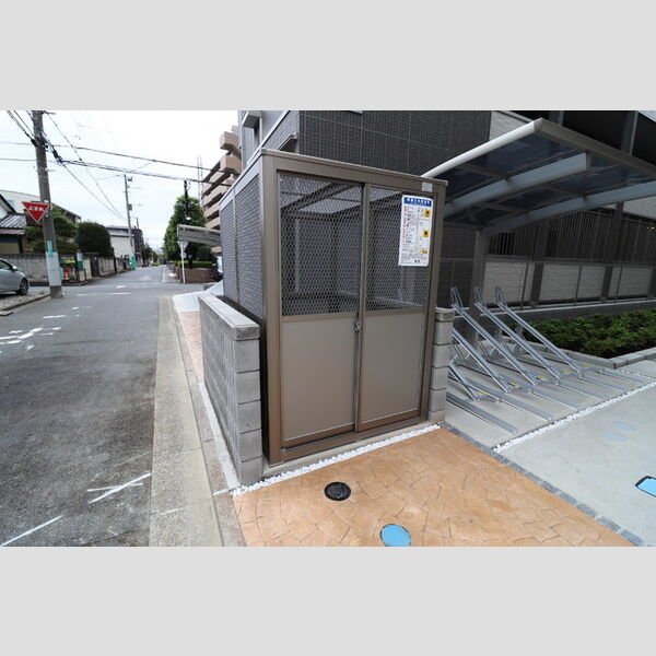 現地周辺 (専用ゴミ置き場)