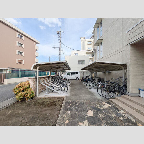 現地周辺 (駐輪場)