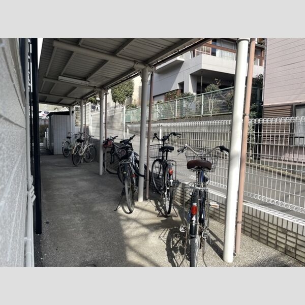 現地周辺 (駐輪場)