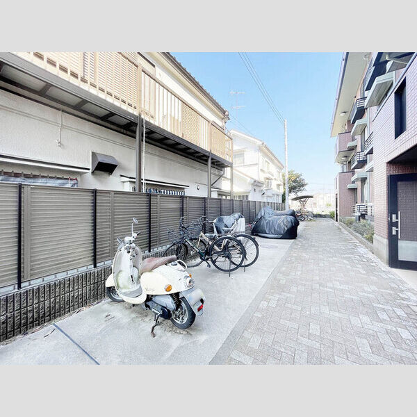 現地周辺 (駐輪場・バイク置場)