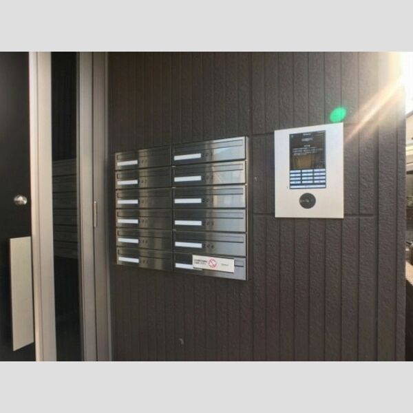 現地周辺 (オートロックと集合ポスト)