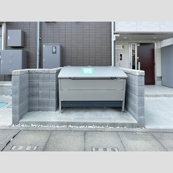 現地周辺 (専用ゴミ置き場)