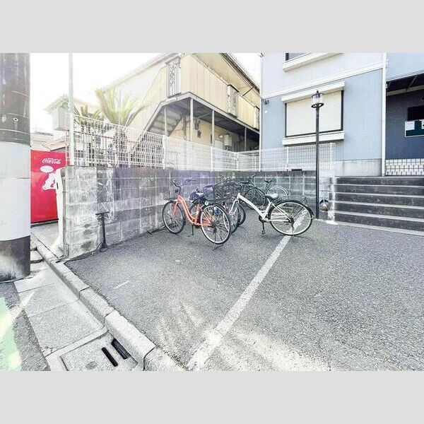 現地周辺 (駐輪場)