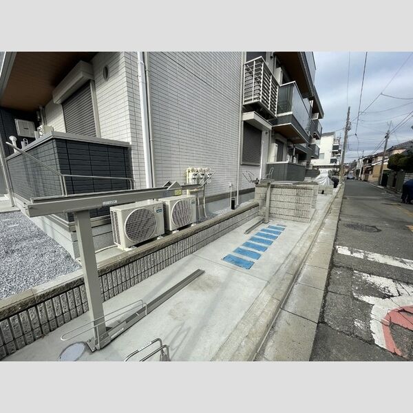 現地周辺 (駐輪場)