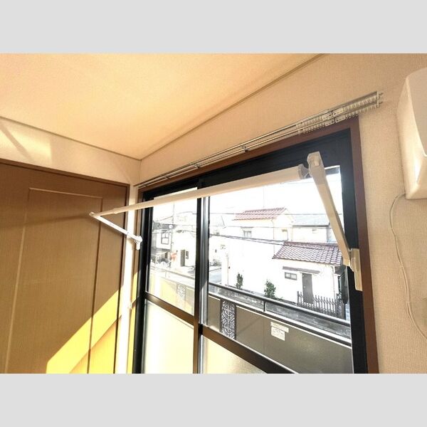 その他設備 (窓枠室内物干し(南側洋室))