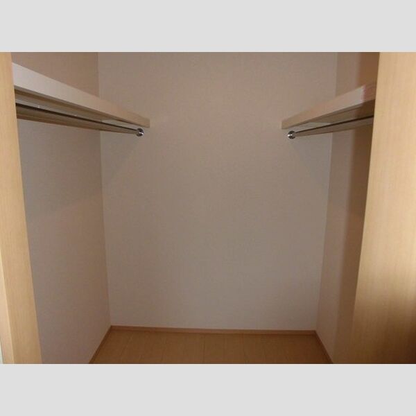 収納 (たっぷり収納できるウォークインクローゼットは洋室2部屋にあります♪)