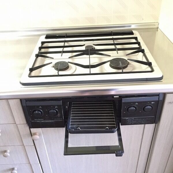 キッチン (3口コンロのシステムキッチンです)