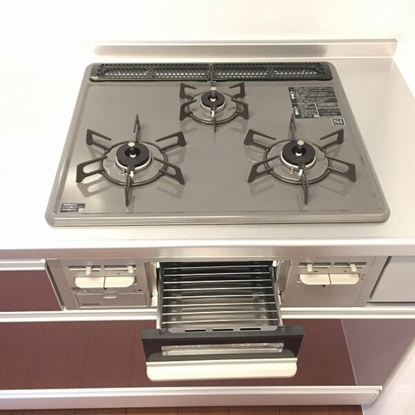 キッチン (3口コンロのシステムキッチンです)