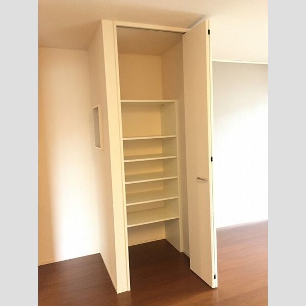 収納 (キッチン近くにはパントリーがあります♪)