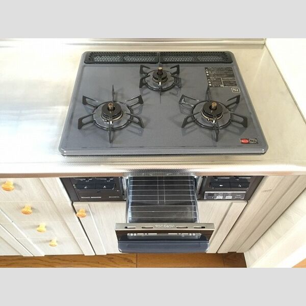 キッチン (3口コンロのシステムキッチン)