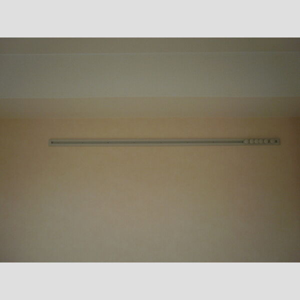 収納 (壁に服掛け有ります)